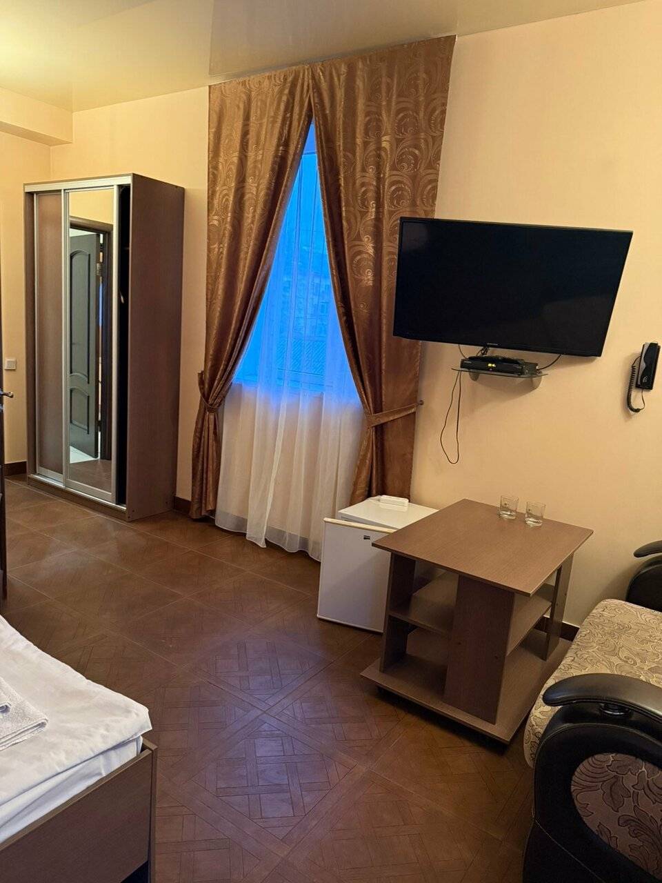 Стандартный номер с 2 односпальными кроватями и диваном